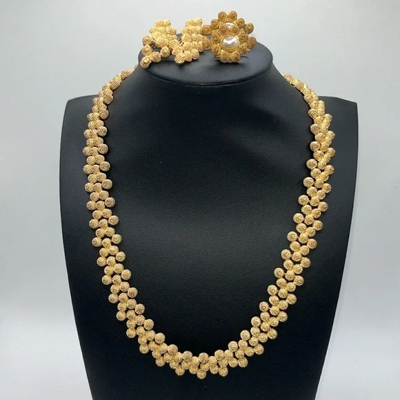 Vintage gold tone nugget necklace and 2 pairs of coordinating clip earrings - Picture 1 of 12